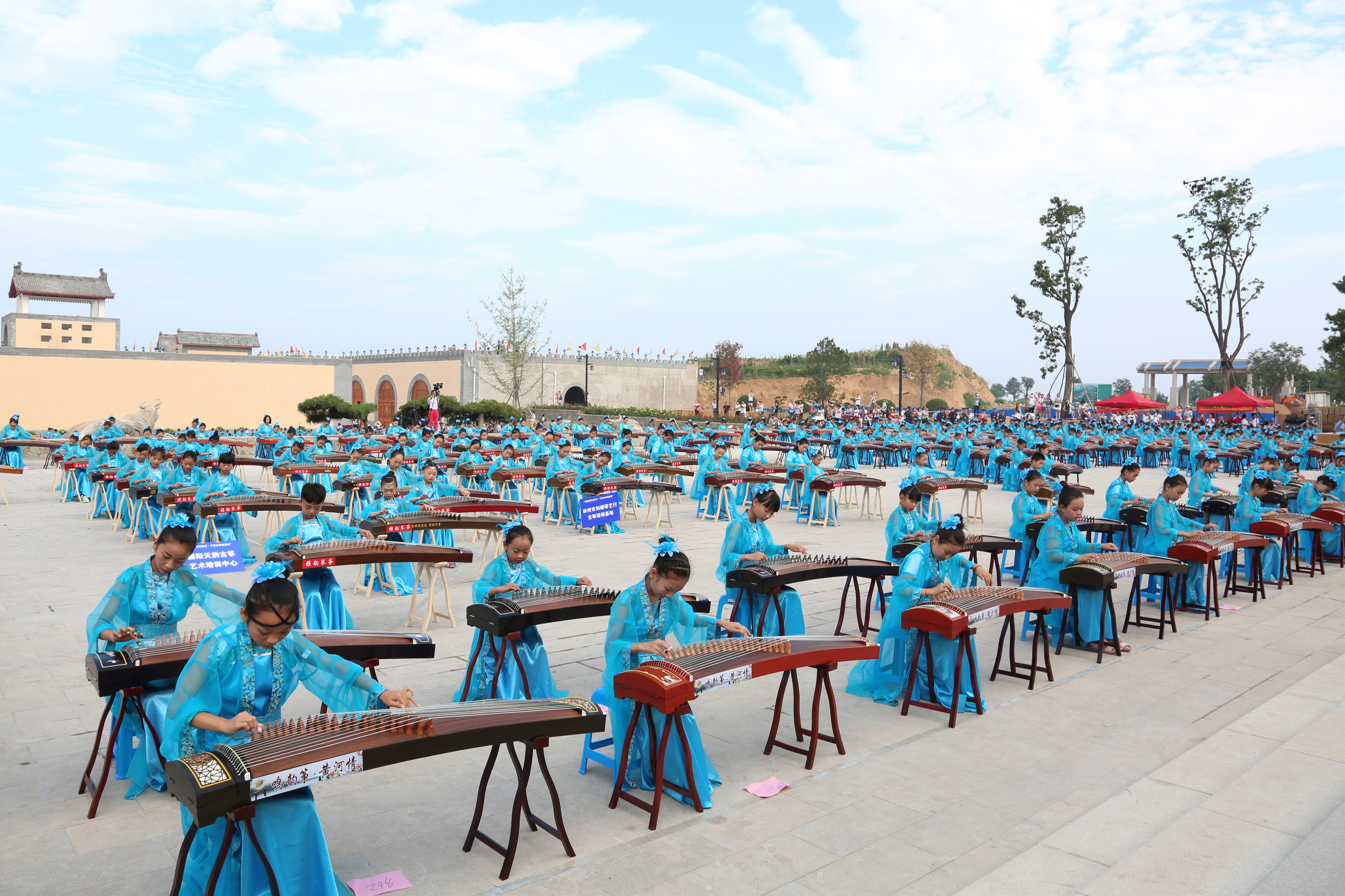 7.30千人古筝.JPG